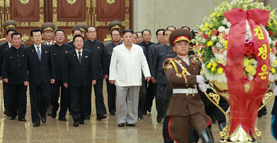 김정은(뒷줄 가운데 흰옷 차림) 북한 국무위원장이 노동당 창건 74주년인 10일 김일성 주석과 김정일 국방위원장의 시신이 안치된 평양 금수산태양궁전을 참배했다고 조선중앙통신이 11일 보도했다.  연합뉴스