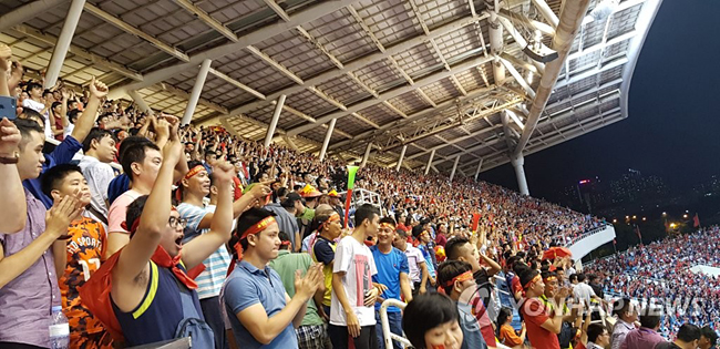(하노이=연합뉴스) 박항서 감독이 이끄는 베트남 축구대표팀이 10일 말레이시아를 상대로 한 2022년 카타르 월드컵 아시아지역 2차 예선에서 1대0으로 승리하자 베트남 하노이 미딘 경기장을 가득 메운 베트남 축구팬들이 환호하고 있다. 2019.10.11