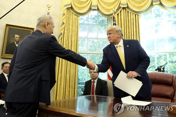 백악관에서 만난 도널드 트럼프 대통령과 류허 중국 부총리 [AP=연합뉴스]