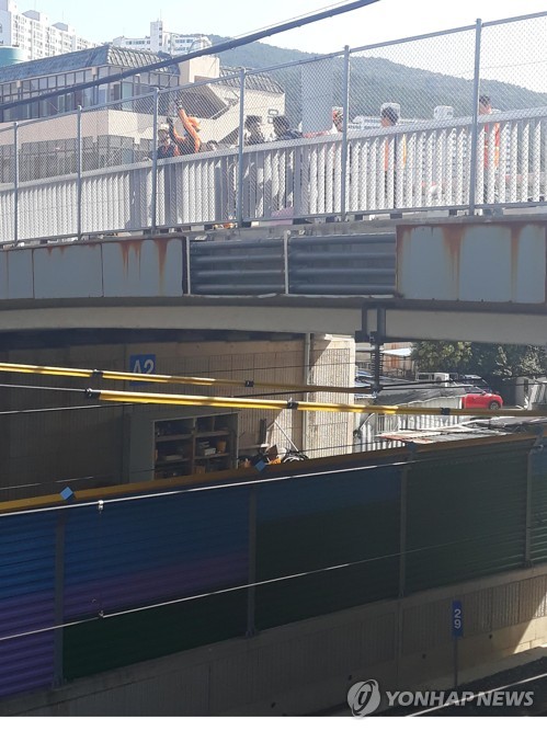 (부산=연합뉴스) 12일 오전 태풍 하기비스 간접 영향으로 외장 철판이 떨어진 부산 기장군 기장읍 과선교 모습. 해당 철판이 동해선 전차선을 충격하면서 기장역을 운행하는 열차 운행이 중단됐다. 2019.10.12 [부산소방본부 제공, 재판매 및 DB금지]