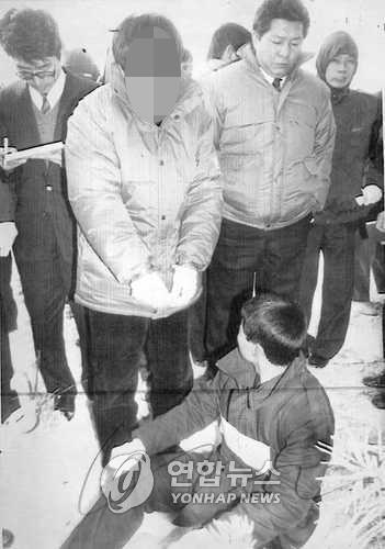 화성 9차 사건 용의자로 특정된 윤모군 현장검증.[연합뉴스 자료사진]