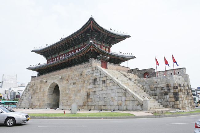 수원 화성의 정문인 장안문. 정조 18년인 1794년 건축됐다. 장안은 수도를 상징하는 말이자 백성들의 안녕을 의미한다. 게티이미지뱅크