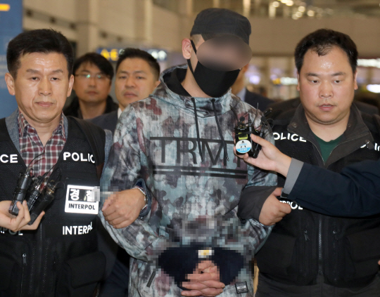 경남 창원에서 초등학생을 차로 치고 해외로 도피한 카자흐스탄인 A 씨가 14일 오전 인천공항을 통해 국내로 송환되고 있다. 연합뉴스
