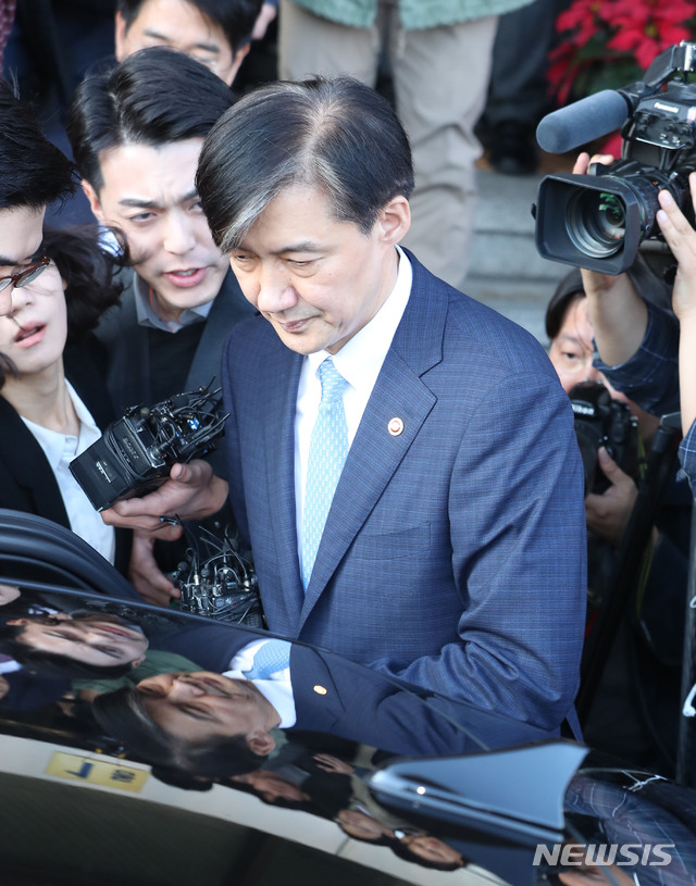 【과천=뉴시스】 사의를 표명한 조국 법무부 장관이 14일 오후 경기 과천시 정부과천청사 내 법무부를 나서고 있다.