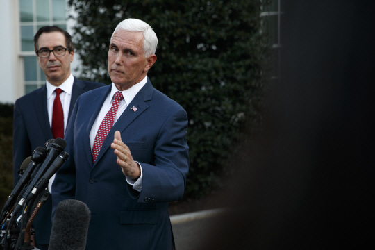 마이크 펜스(앞) 미국 부통령이 14일 워싱턴DC 백악관 웨스트윙에서 열린 터키의 쿠르드 자치구역 군사작전 관련 기자회견에서 취재진의 질문에 답하고 있다.  AP 연합뉴스