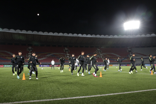 축구대표팀이 2022 카타르월드컵 아시아 2차예선 H조 북한과의 3차전을 하루 앞둔 14일 오후 북한 평양의 김일성경기장에서 공식 훈련을 소화하고 있다.  대한축구협회 제공