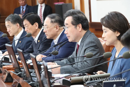 (서울=연합뉴스) 이낙연 국무총리가 1일 정부서울청사에서 열린 국무회의에서 발언하고 있다. 2019.10.1