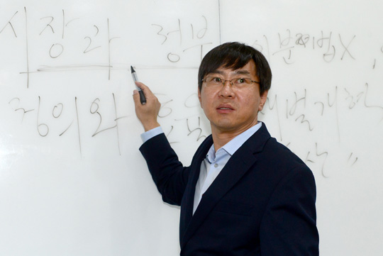 경제정의실천시민연합 정책위원장을 맡고 있는 박상인 서울대 행정대학원 교수가 지난 14일 강의실에서 정부의 올바른 시장 개입에 대해 설명하고 있다. 박 교수는 “이제는 축약형 경제에서 혁신형 경제로 나아가야 한다”면서 “문재인 정부의 소득주도성장 정책은 출발부터가 잘못됐다”고 진단했다.