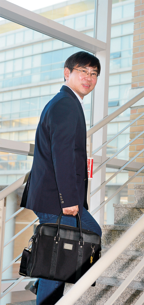 진보 시민단체로서는 드물게 ‘조국 법무부 장관 사퇴’ 의견을 공식 표명했던 경제정의실천시민연합에서 정책위원장을 맡고 있는 박상인 서울대 행정대학원 교수가 지난 14일 서울대 대학원 강의실로 향하기 위해 계단을 오르고 있다. 박 교수는 “문재인 대통령은 국정의 최고 책임자이면서 1호 정치인으로 이번 조국 사태에 대해 가장 많은 정치적 책임을 갖고 있다”고 말했다.