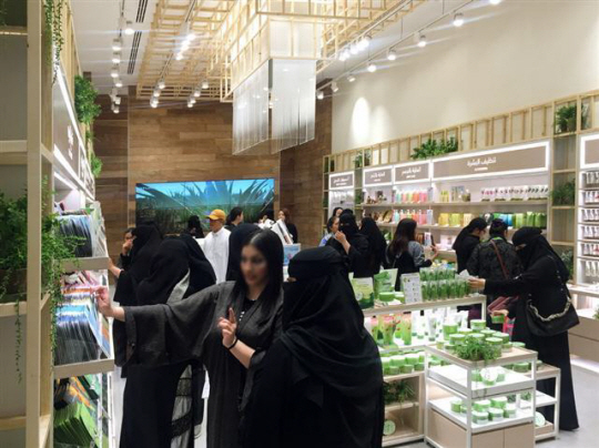 한류 문화에 대한 관심과 함께 한국 화장품에 대한 수요도 크게 늘고 있는 중동 시장 공략을 위해 16일 ‘2019 K-코스메틱 세계 로드쇼’가 두바이에서 열릴 예정이다. 사진은 지난해 사우디아라비아에 처음 문을 연 국내 화장품 업체 매장 모습. 자료사진·식품의약품안전처 제공