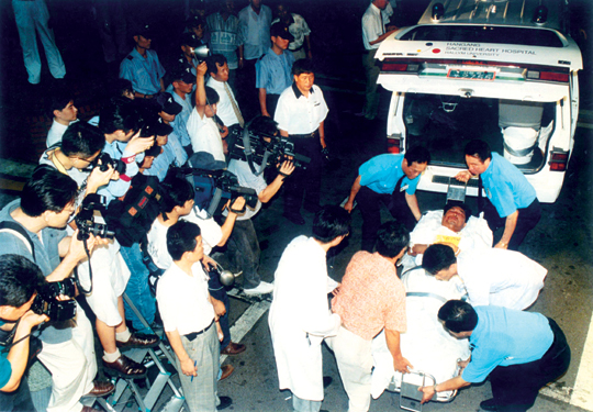 1997년 괌 KAL기 801편 추락 사건 당시 화상환자가 한강성심병원으로 이송되는 모습.