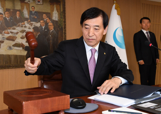 16일 서울 중구 한국은행에서 열린 금융통화위원회가 기준금리 0.25%포인트 인하를 결정한 가운데 이주열 총재가 의사봉을 두드리고 있다.