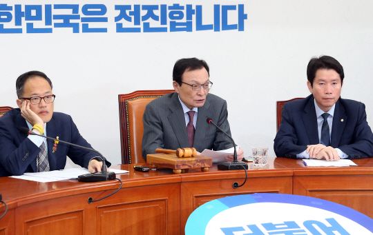 이해찬(가운데) 더불어민주당 대표가 16일 오전 국회에서 열린 최고위원회의에서 모두발언을 하고 있다. 오른쪽부터 이인영 원내대표, 이 대표, 박주민 최고위원.  뉴시스
