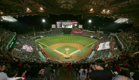 14일과 15일 2019 신한은행 마이카 프로야구 플레이오프 1, 2차전이 열린 인천SK행복드림구장.  SK 제공