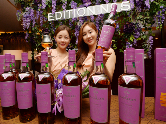 싱글몰트 위스키 맥캘란을 수입 유통하는 에드링턴코리아가 16일 서울 중구 조선호텔에서 개최한 ‘맥캘란 에디션 넘버5’ 한정판 국내 출시 행사에서 모델들이 제품을 소개하고 있다.  김낙중 기자