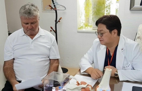 히딩크 전 감독이 15일 오후 서울의 한 정형외과병원을 찾아 의사와 상담하고 있다. [강남제이에스병원 제공]