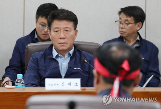 (서울=연합뉴스) 15일 오후 서울 성동구 서울교통공사 본사에서 열린 2019년도 임·단협 4차 본교섭에서 김태호 사장(왼쪽)과 윤병범 노조위원장(오른쪽)이 회의 시작을 기다리고 있다. 2019.10.15