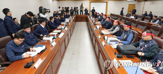(서울=연합뉴스) 15일 오후 서울 성동구 서울교통공사 본사에서 열린 2019년도 임·단협 4차 본교섭에서 노사 양측 관계자들이 자리에 앉아 회의 시작을 기다리고 있다. 2019.10.15