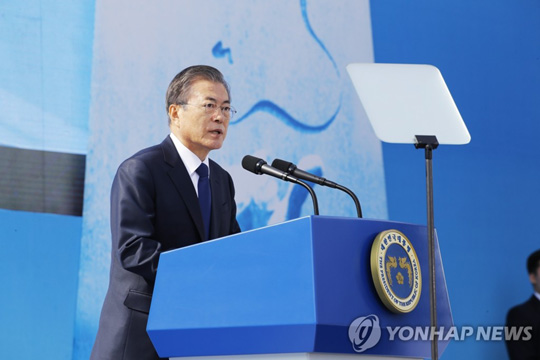 (창원=연합뉴스) 문재인 대통령이 16일 오전 경남 창원시 경남대학교 운동장에서 열린 제40주년 부마민주항쟁 기념식에서 기념사를 하고 있다. 이번 기념식은 지난달 부마민주항쟁 발생일인 10월16일이 국가기념일로 지정되고 첫 정부주관 행사로 열렸다.