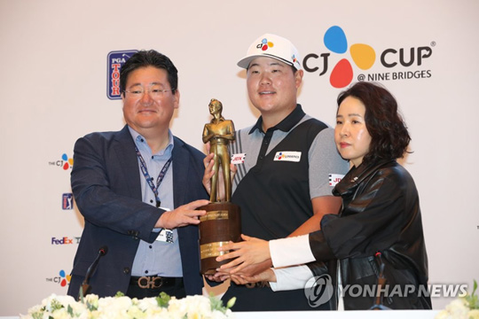 (서귀포=연합뉴스) 16일 제주 서귀포시 클럽 나인브릿지에서 열린 ‘더 CJ컵 @ 나인브릿지’ 공식 기자회견에서 임성재가 PGA 신인상인 아놀드 파머상을 들고 부모님과 함께 포즈를 취하고 있다. 2019.10.16