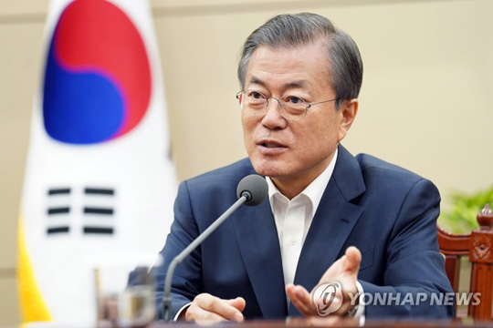 (서울=연합뉴스) 문재인 대통령이 16일 오후 청와대 여민관 소회의실에서 법무부 김오수 차관과 이성윤 검찰국장을 만나 얘기를 나누고 있다. [청와대 제공·재판매 및 DB 금지]