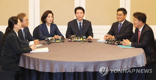 (서울=연합뉴스)  여야 3당 교섭단체 원내대표들이 16일 오후 국회에서 공수처 설치법을 비롯한 검찰 개혁안 등을 논의하기 위해 각 당 의원 1명이 참석하는 ‘3+3’ 회동을 하고 있다. 왼쪽부터 바른미래당 권은희, 더불어민주당 송기헌 의원, 자유한국당 나경원, 더불어민주당 이인영, 바른미래당 오신환 원내대표, 자유한국당 권성동 의원. 2019.10.16