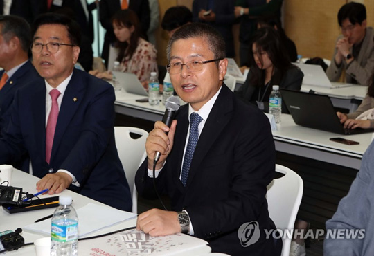 (대구=연합뉴스) 자유한국당 황교안 대표가 16일 오후 대구시 북구 노원로에 위치한 한국로봇산업진흥원을 방문한 자리에서 민부론 현장 설명회 후 기자들의 질문에 답하고 있다. 2019.10.16