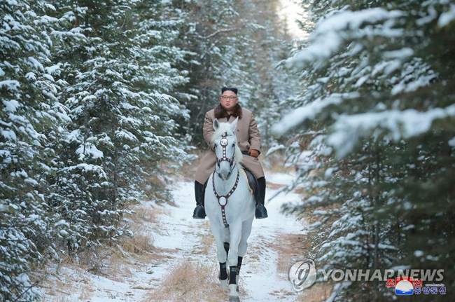 (평양 조선중앙통신=연합뉴스) 김정은 북한 국무위원장이 백마를 타고 백두산에 올랐다고 조선중앙통신이 16일 보도했다. 2019.10.16  [국내에서만 사용가능. 재배포 금지. For Use Only in the Republic of Korea. No Redistribution]