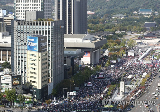 (서울=연합뉴스)  19일 오후 서울 광화문광장에서 자유한국당 ‘국정대전환 촉구 국민보고대회’가 열리고 있다. 2019.10.19