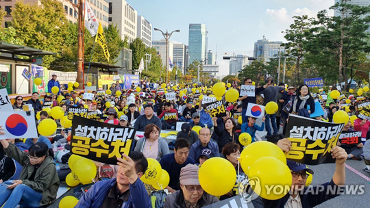 (서울=연합뉴스) 19일 오후 서울 여의도 국회 앞에서 열리는 ‘사법적폐청산을 위한 제10차 검찰개혁 촛불 문화제’에 참석한 시민들이 손팻말과 노란 풍선을 높이 들고 있다. 2019.10.19