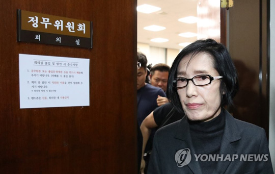 (서울=연합뉴스) 피우진 전 국가보훈처장이 18일 국회에서 열린 정무위 국정감사에 출석, 증인선서를 거부한 뒤 국감장을 나서고 있다. 2019.10.18