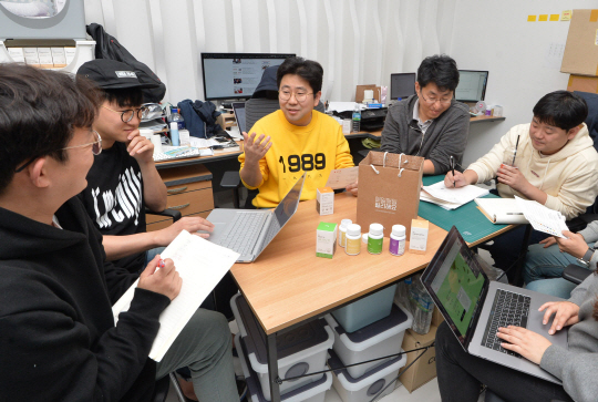 고성훈(왼쪽 세 번째) 케어위드 대표와 임직원들이 지난 16일 서울 강남구 학동로 포바강남타워 사무실에서 마케팅 회의를 하고 있다.