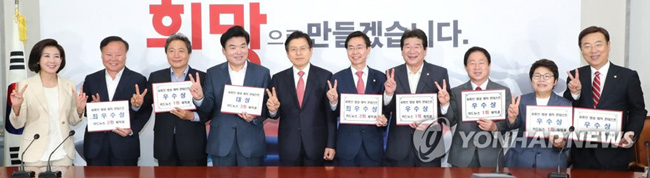 (서울=연합뉴스) 자유한국당 황교안 대표(왼쪽 다섯번째)와 나경원 원내대표(왼쪽)가 27일 오전 국회에서 열린 유튜브 콘테스트 수상작 시상식에서 수상을 한 의원들과 기념촬영을 하고 있다. 2019/06/27
