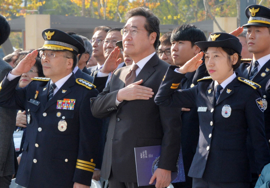 오는 22∼24일 일본을 방문할 예정인 이낙연(앞줄 가운데) 국무총리가 21일 오전 인천 연수구 송도컨벤시아에서 열린 제74주년 경찰의 날 기념식에서 국기에 대한 경례를 하고 있다.