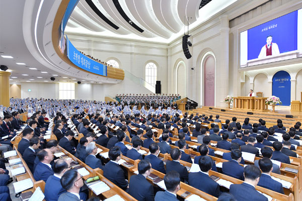 하나님의 교회 새예루살렘 판교성전에서 세계복음선교협회 총회장인 김주철 목사가 초막절 대회 끝날 예배를 집전하고 있다. 하나님의 교회 제공