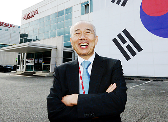 ‘국내 벤처 1세대의 대표주자’로 꼽히는 황철주 주성엔지니어링 대표가 지난 18일 경기 광주시 오포읍의 본사 건물 앞에서 환하게 웃고 있다. 뒤에 보이는 태극기는 ‘기술주권’과 ‘세계 최고’를 위한 혁신을 다짐하기 위해 설치한 것으로, 황 대표는 “태극기를 보면 가슴이 뭉클하다”고 말했다. 김선규 기자