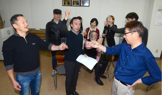 덴탈씨어터 단원들이 지난 20일 서초구치과의사회 사무실에서 오종우(가운데) 연출의 지침을 받으며 연극 ‘민중의 적’ 연습에 몰두하고 있다.  신창섭 기자