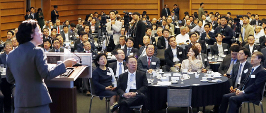 22일 서울 중구 대한상공회의소에서 열린 CEO 간담회에서 박용만 대한상공회의소 회장과 현정은 현대그룹 회장, 윤부근 삼성전자 부회장, 공영운 현대자동차 사장 등 참석자들이 조성욱 공정거래위원회 위원장의 강연을 듣고 있다.  뉴시스