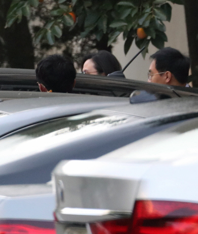 오는 23일 영장실질심사를 앞둔 조국 전 법무부 장관의 부인 정경심(가운데) 동양대 교수가 22일 오전 서울 서초구 방배동 자택에서 나와 차로 향하고 있다.  연합뉴스