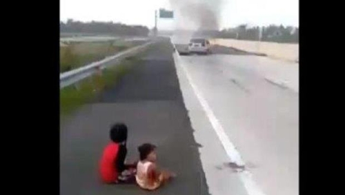 인니 차량 화재로 가족 4명 사망…9살 소녀가 동생 목숨 구해[트리뷴뉴스]