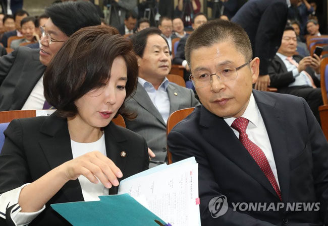 (서울=연합뉴스) 자유한국당 황교안 대표와 나경원 원내대표가 22일 국회에서 열린 의원총회에서 이야기하고 있다. 2019.10.22