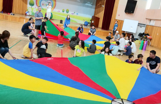 박 교사가 수요일마다 진행하는 가족놀이 축제 모습. 초록우산어린이재단 제공