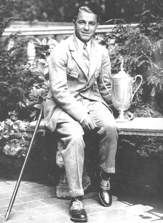 진 사라센이 1933년 미국 위스콘신주에서 열린 PGA챔피언십에서 우승한 뒤 트로피를 배경으로 포즈를 취하고 있다.