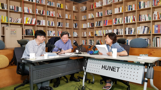 평생교육기업 휴넷이 ‘2100년까지 한국인 노벨상 100명 배출’을 목표로 한 ‘코리안 탈무드 스쿨’을 개발 중인 가운데, 공식 출시에 앞서 운영되고 있는 팟캐스트 ‘아인슈타인 탈무드 살롱’에서 김정완(왼쪽부터) 탈무드 원전연구소 대표, 홍익희 세종대 교수, 이민영 휴넷 수석연구원이 프로그램을 진행하고 있다. 휴넷 제공