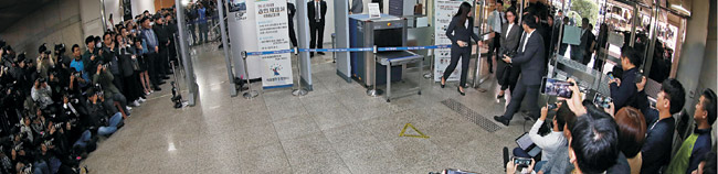조국 전 법무부 장관 부인 정경심 동양대 교수가 23일 오전 취재진으로 가득 찬 서울중앙지법에 구속영장심사를 받기 위해 출석하고 있다. 자본시장법 위반 등 혐의를 받고 있는 정 교수는 검찰 수사 시작 57일 만에 처음으로 언론에 모습을 드러냈다. 뉴시스