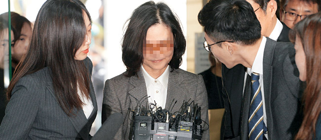 조국 전 법무부 장관의 부인 정경심 동양대 교수가 23일 구속영장심사를 받기 위해 서울중앙지법 321호 법정으로 향하면서 고개를 숙인 채 기자들의 질문에 “재판에 성실히 임하겠다”고 밝히고 있다. 정 교수는 입시비리, 증거인멸 등 11개 혐의를 받고 있다.
