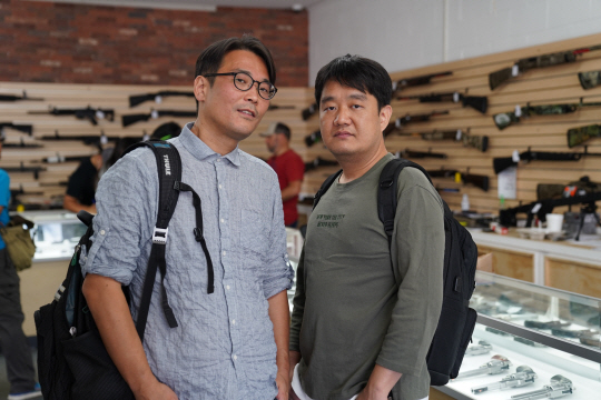 ‘미스터리 추적-안중근의 총’ 제작진인 우라웍스의 이성주(왼쪽), 강준환 이사.  우라웍스 제공