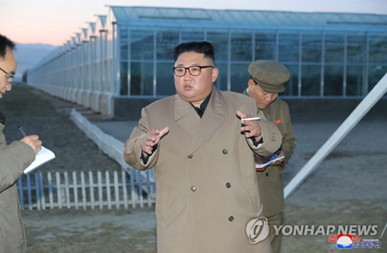(서울=연합뉴스) 김정은 북한 국무위원장이 함경북도 경성군의 중평남새온실농장과 양묘장 건설장을 시찰했다고 조선중앙통신이 18일 보도했다. 중앙통신이 홈페이지에 공개한 사진. 2019.10.18