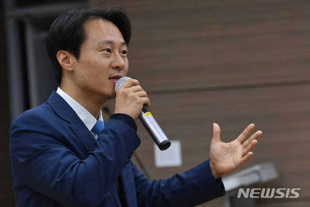 【광주=뉴시스】이탄희 공익인권법재단 공감 변호사가 지난 17일 광주 북구 용봉동 전남대학교 법학전문대학원에서 ‘법원·검찰을 알아야 하는가, 30년간 미뤄온 사법개혁’이라는 주제로 강연을 하고 있다. 2109.10.17.