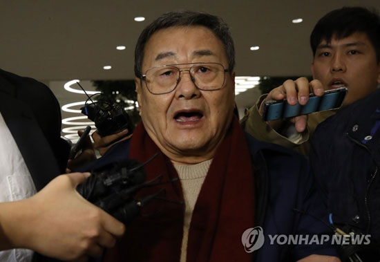 (영종도=연합뉴스) 가사 도우미를 성폭행한 혐의로 고소당한 김준기 전 DB그룹(옛 동부그룹) 회장이 23일 새벽 인천국제공항을 통해 귀국한 뒤 체포돼 경찰서로 이송되고 있다. 2019.10.23